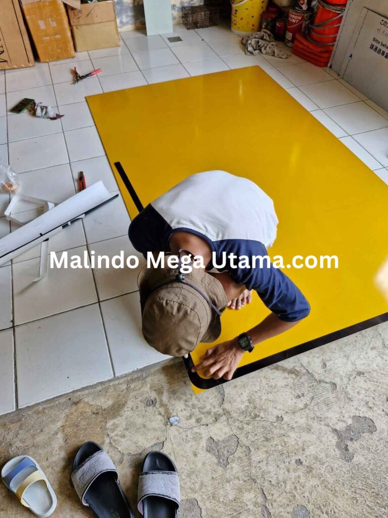 Workshop Malindo Mega Utama, produsen rambu lalu lintas dengan peralatan modern